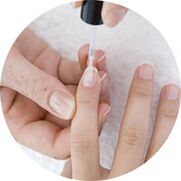 нанасяне на лак за лечение на гъбички по ноктите